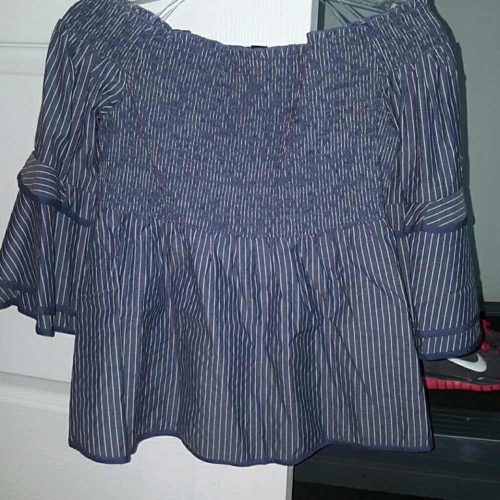Off shoulder AE top nwot